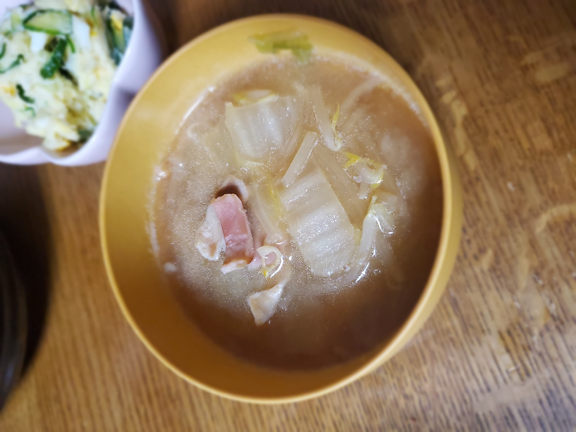 もやしと白菜とベーコンのお味噌汁