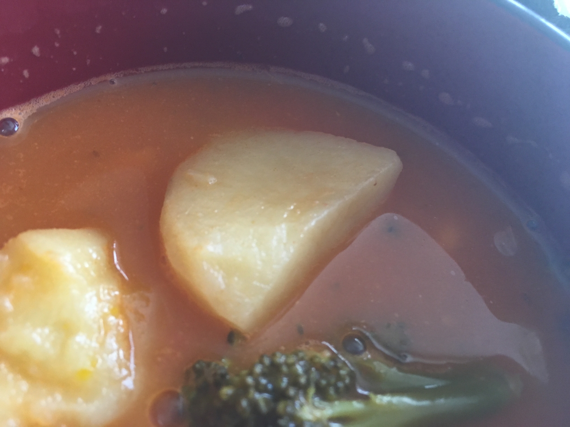 ブロッコリーとじゃがいものトマト味噌スープ