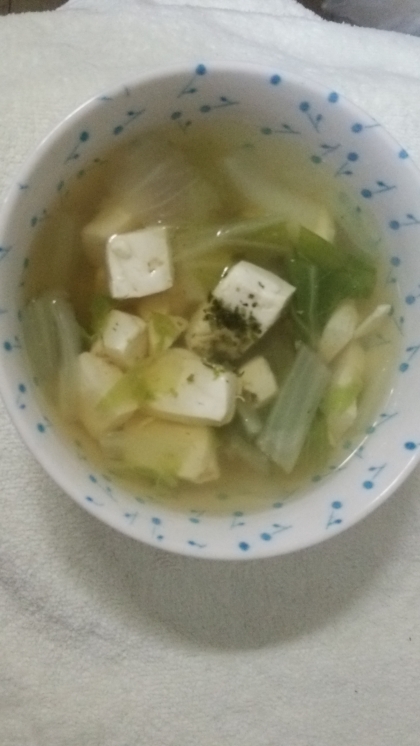 豆腐と白菜の味噌汁はよくありますが、コンソメスープもあっさりしていておいしいですね。