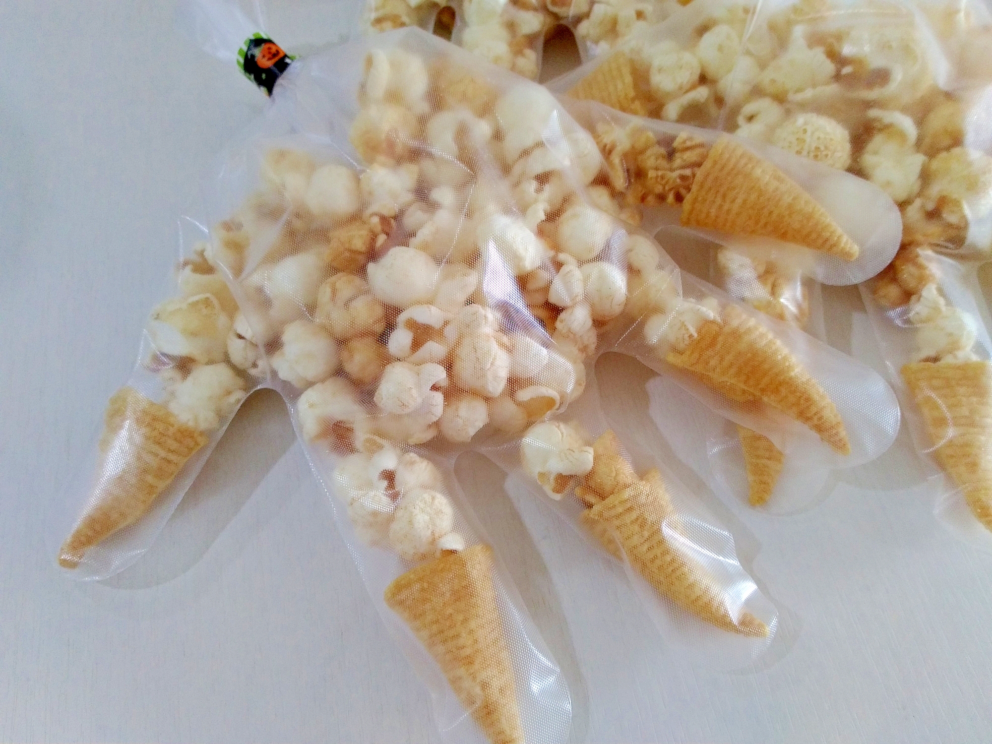 ハロウィンに ゾンビの手ポップコーン レシピ 作り方 By うーころちゃん 楽天レシピ ハロウィンに ゾンビの手ポップコーン レシピ 作り方 By うーころちゃん 楽天レシピ