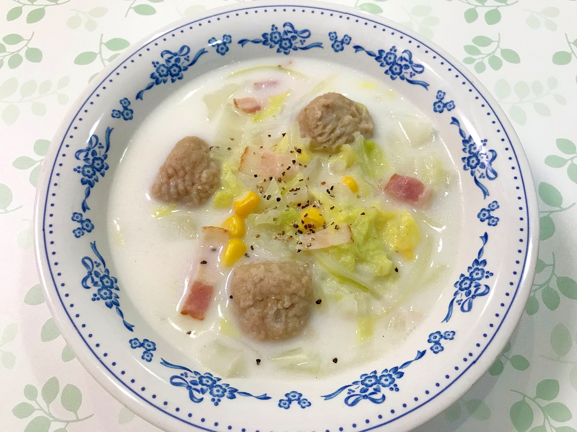 白菜と肉団子とベーコンの牛乳スープ