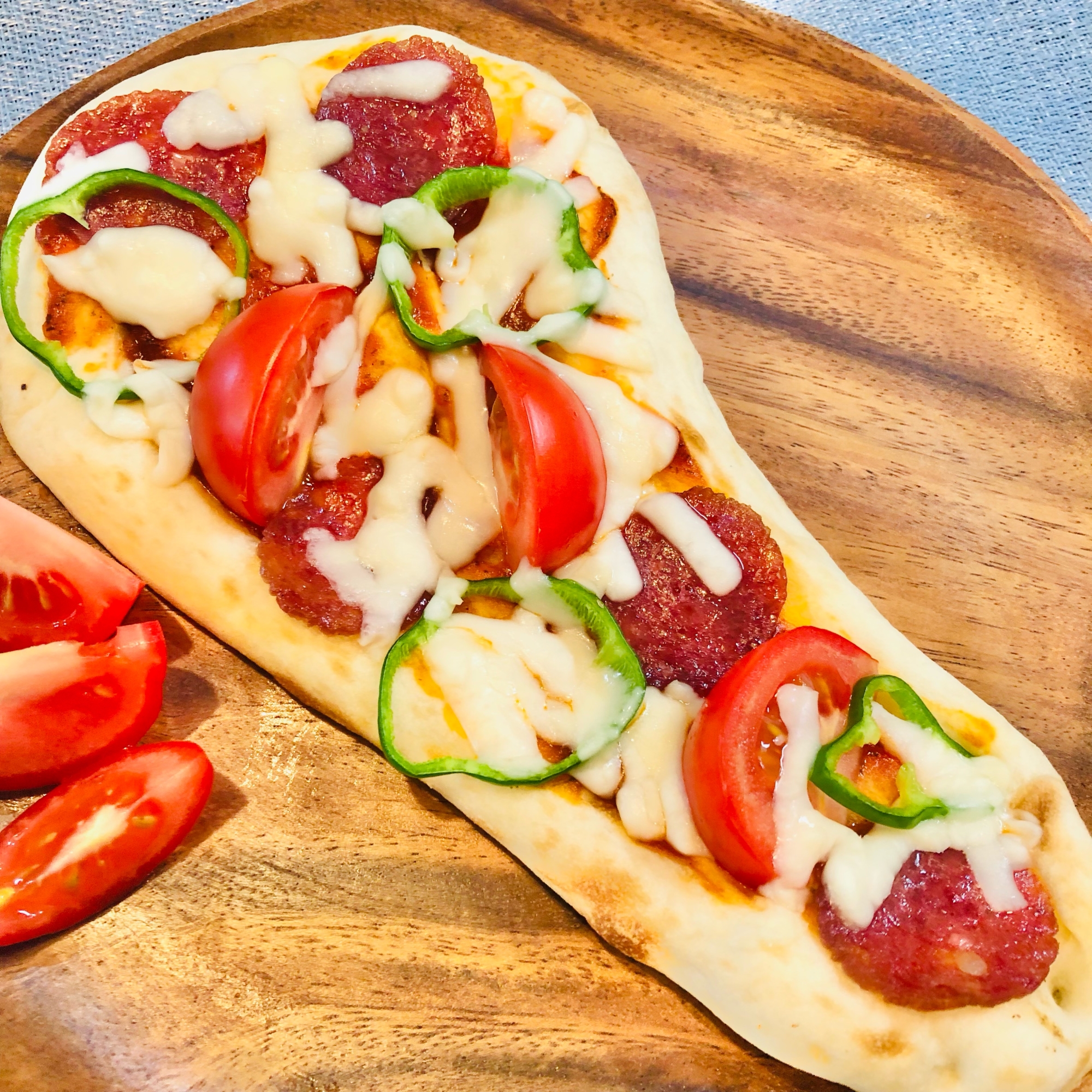 ナンで作るトマトとサラミのピザ