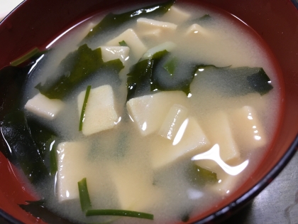 絹豆腐と玉ねぎとわかめのお味噌汁