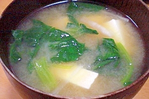 今日のお汁！　「ほうれん草と豆腐の味噌汁」　　♪♪