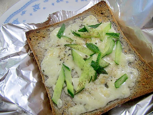 胡瓜とチーズのトースト
