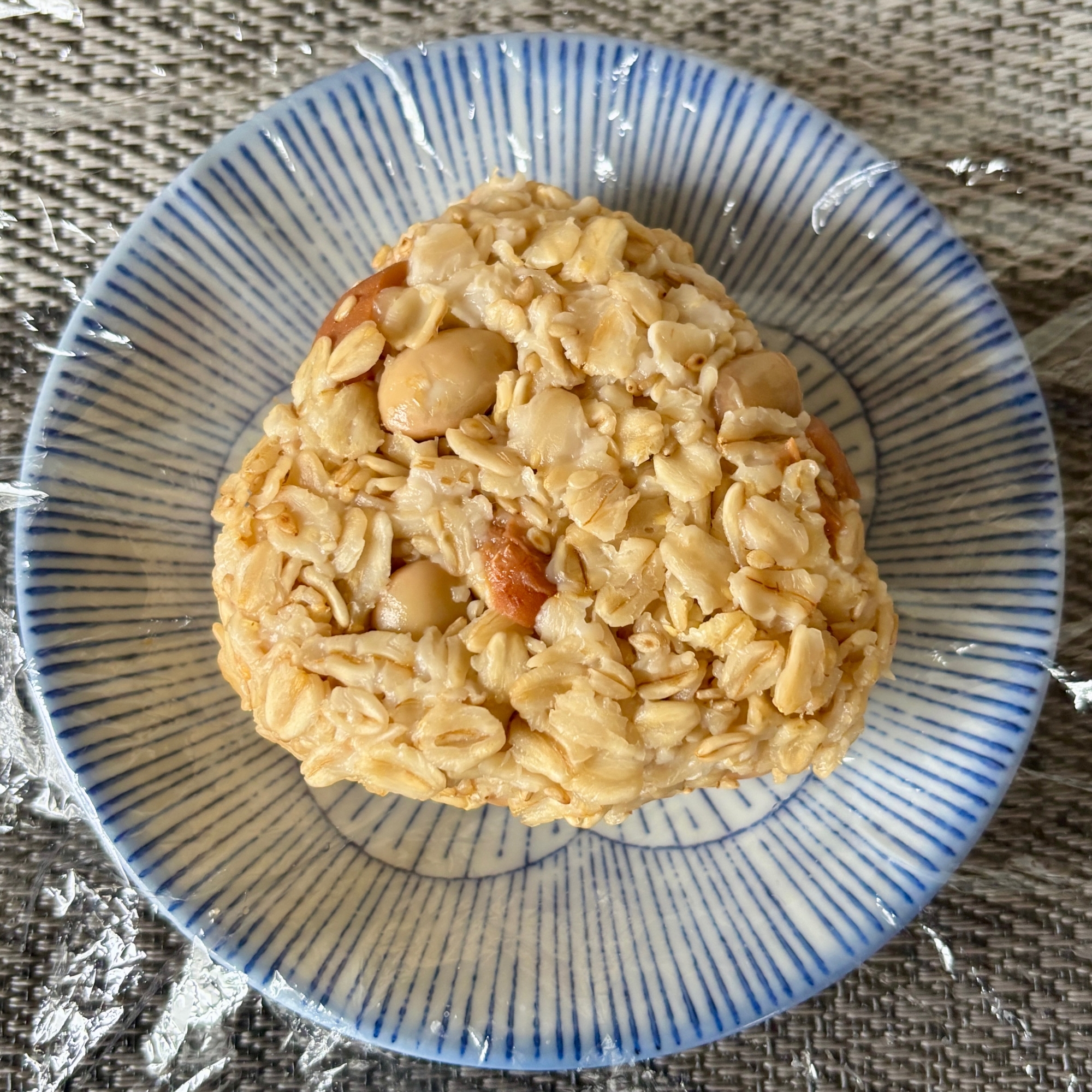 梅と豆とごまのオートミールおにぎり