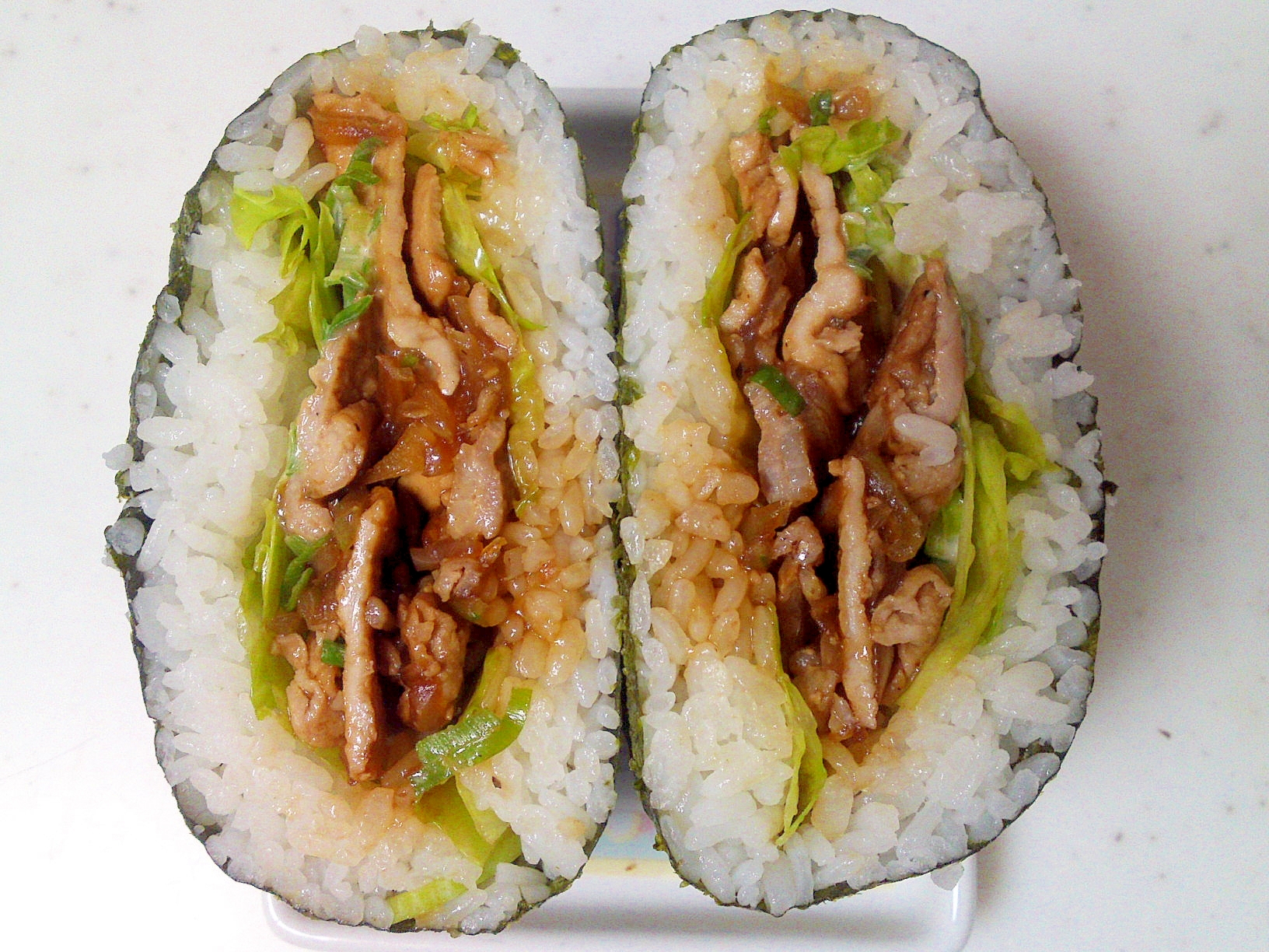 レタスも一緒に☆焼肉おにぎらず