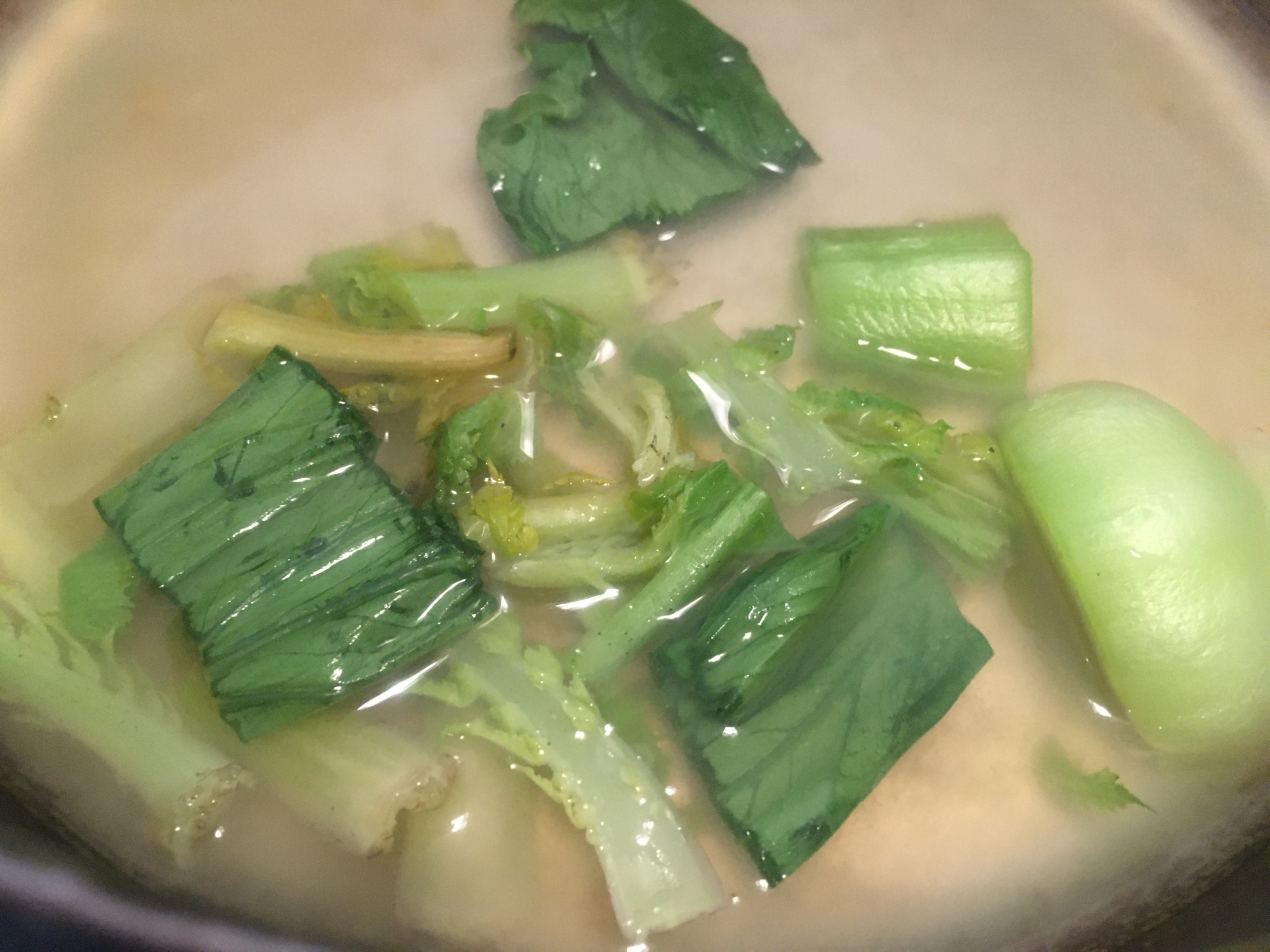 チンゲン菜、大根の葉の味噌汁