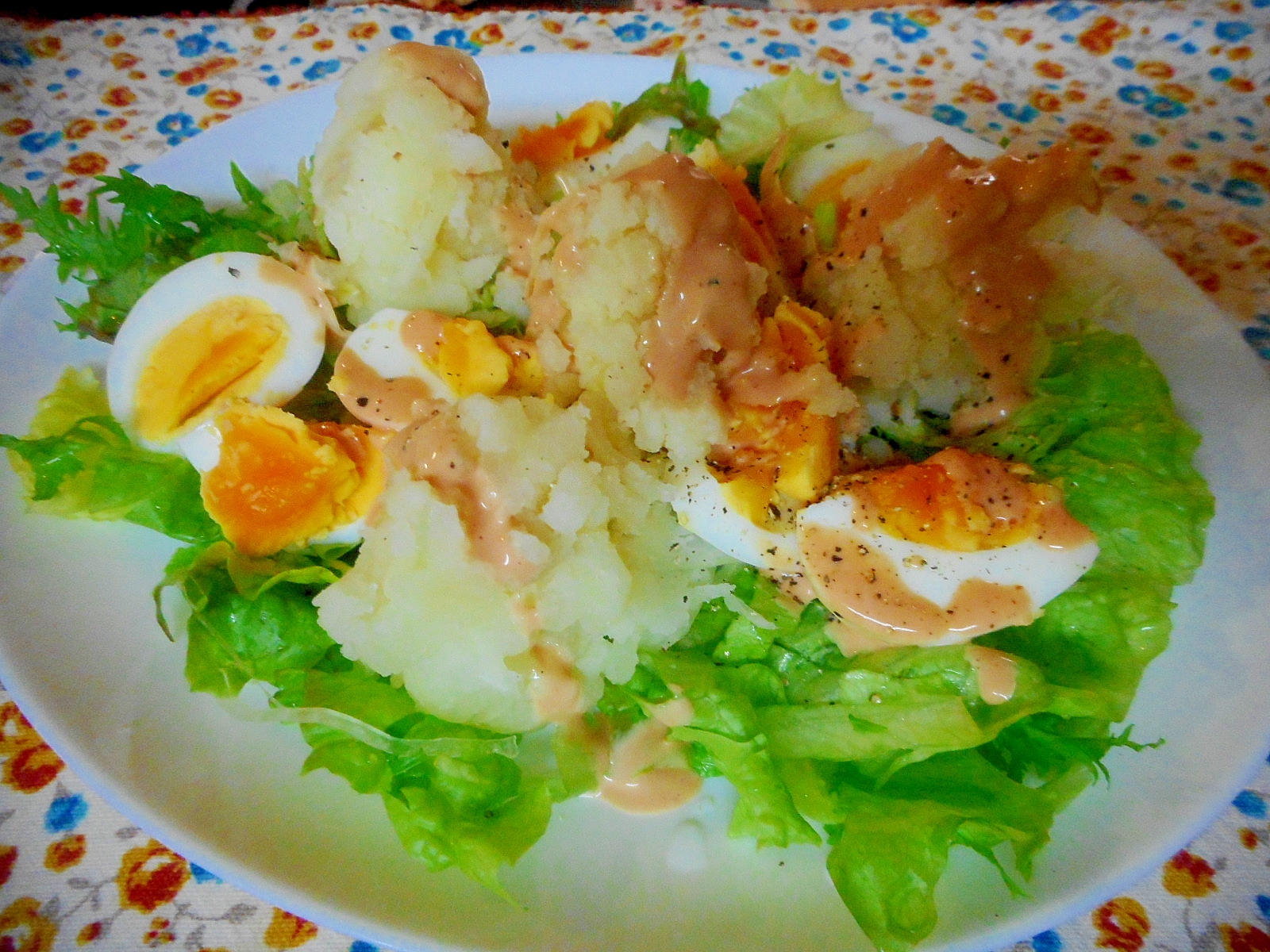マッシュポテトと卵とレタスのオーロラドレッシング