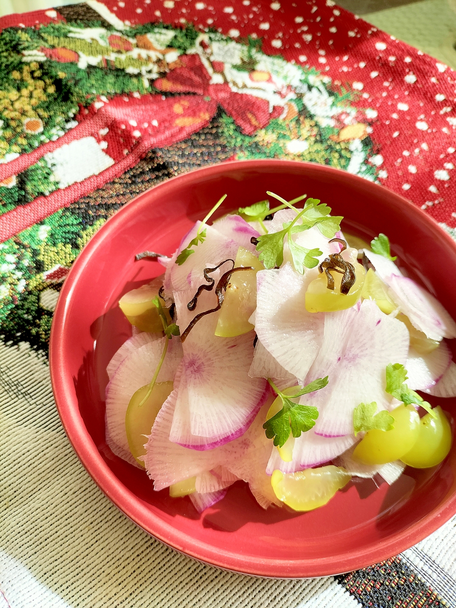 新感覚の和え物♪紫大根とマスカットの塩昆布和え