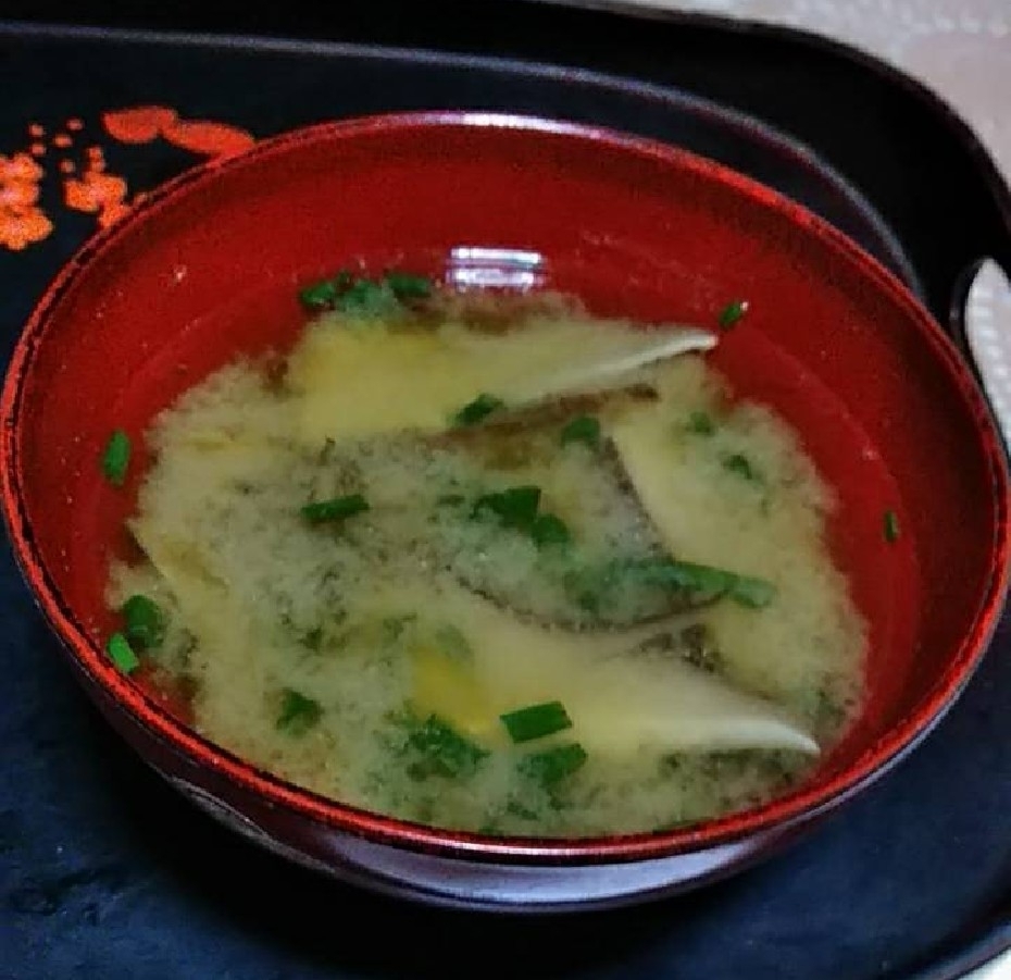 椎茸と舞茸とわけぎの味噌汁
