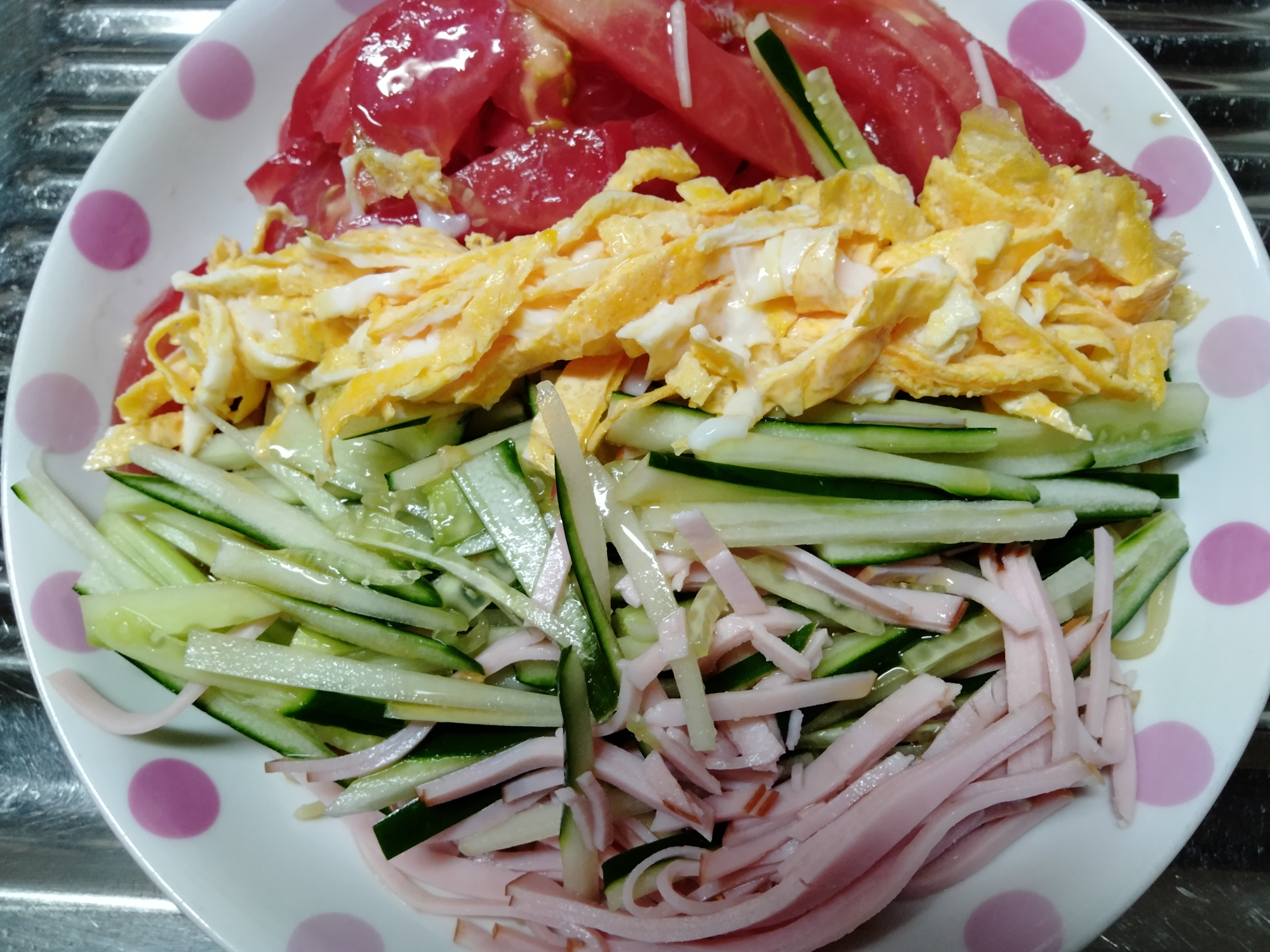 トマトきゅうりハム卵焼ごま油の醤油ダレ冷やし中華