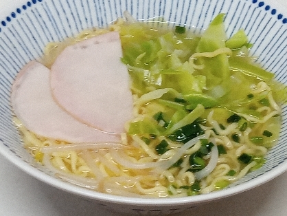 もやし・キャベツの豚骨インスタントラーメン