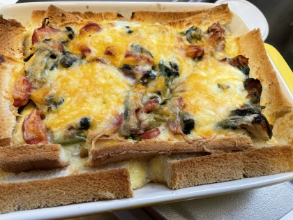 器の関係上、食パンを敷き詰めることはできなかったんですが、食パンで卵液を真ん中に固めるための壁を作るを行いました！美味しかったです！