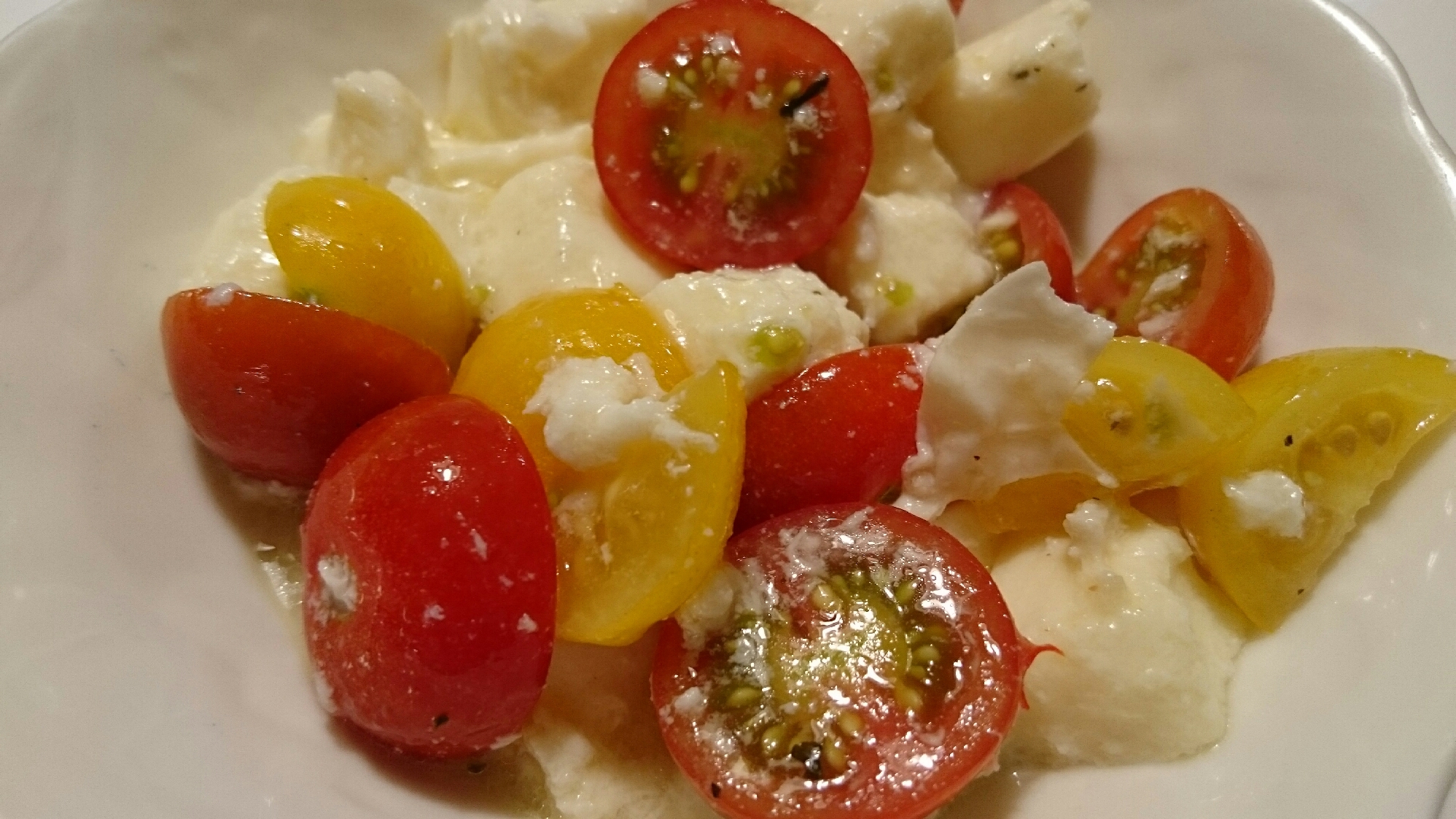 モッツァレラチーズとミニトマトのサラダ