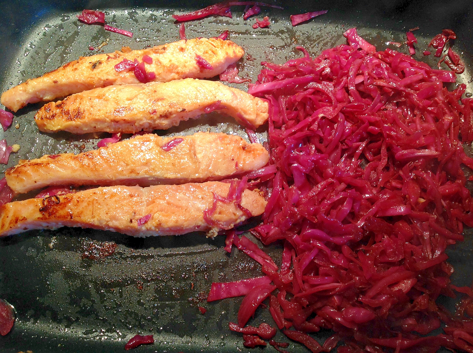 紫キャベツと一緒に鮭の味噌漬けバター焼き
