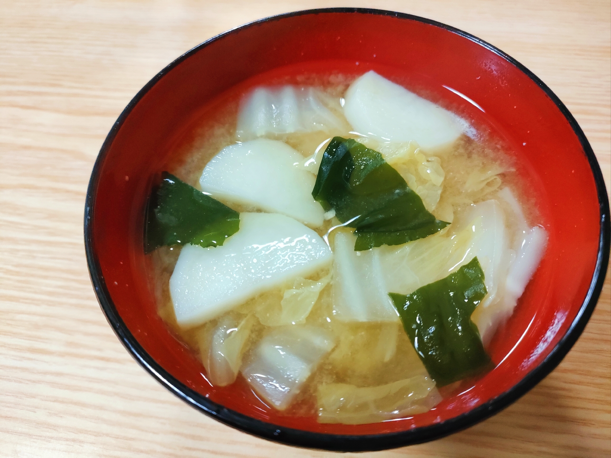 白菜とじゃがいもとわかめの味噌汁