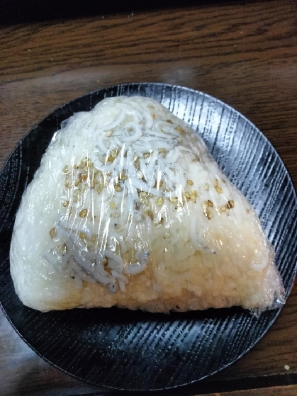 しらすとゴマのおにぎり