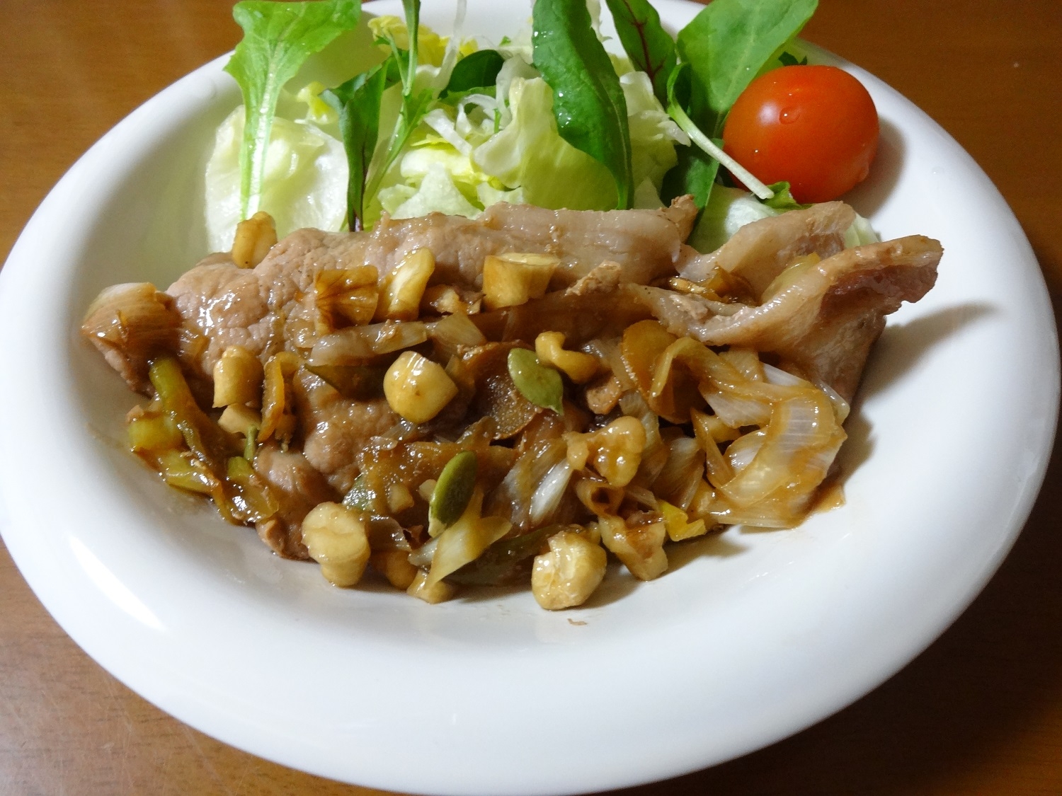 6. 豚肉のしょうが焼きのかぼちゃの種ソースがけ