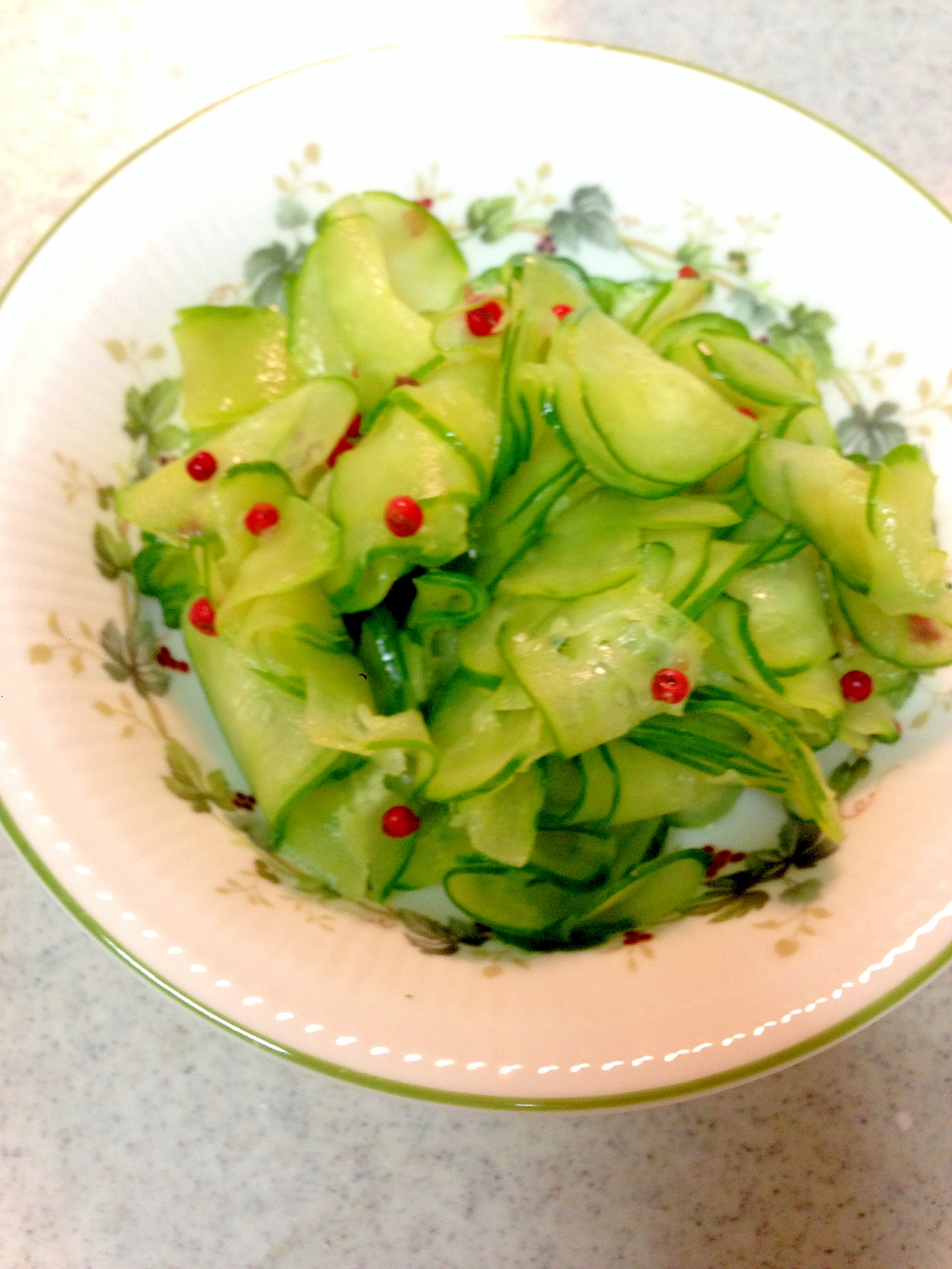 きゅうりとピンクペッパーのレモンサラダ レシピ 作り方 By 愛犬777 楽天レシピ きゅうりとピンクペッパーのレモンサラダ レシピ 作り方 By 愛犬777 楽天レシピ