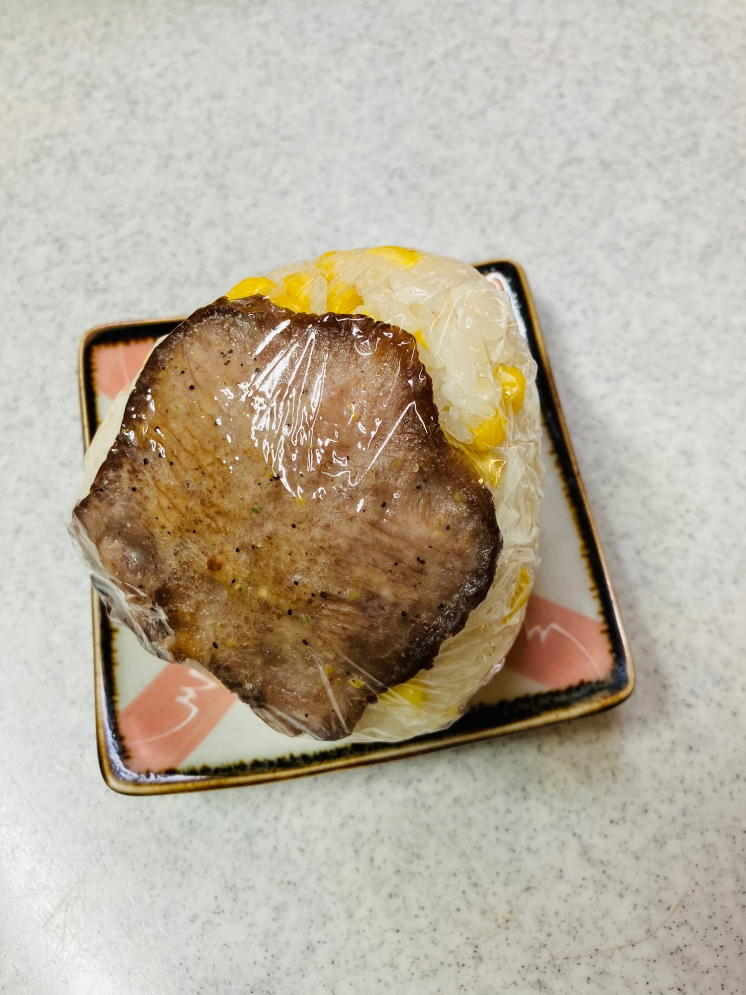 とうもろこしご飯に牛タンのせおにぎり