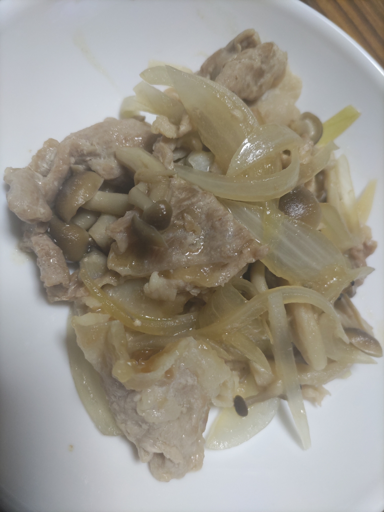 豚肉と玉ねぎとしめじの焼肉のタレ炒め