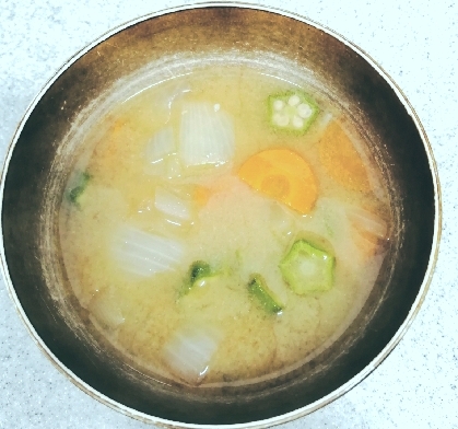 残り野菜と油揚げの味噌汁