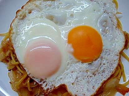 半熟目玉焼きのせシンプル焼きちゃんぽん レシピ・作り方 by ぴさきの