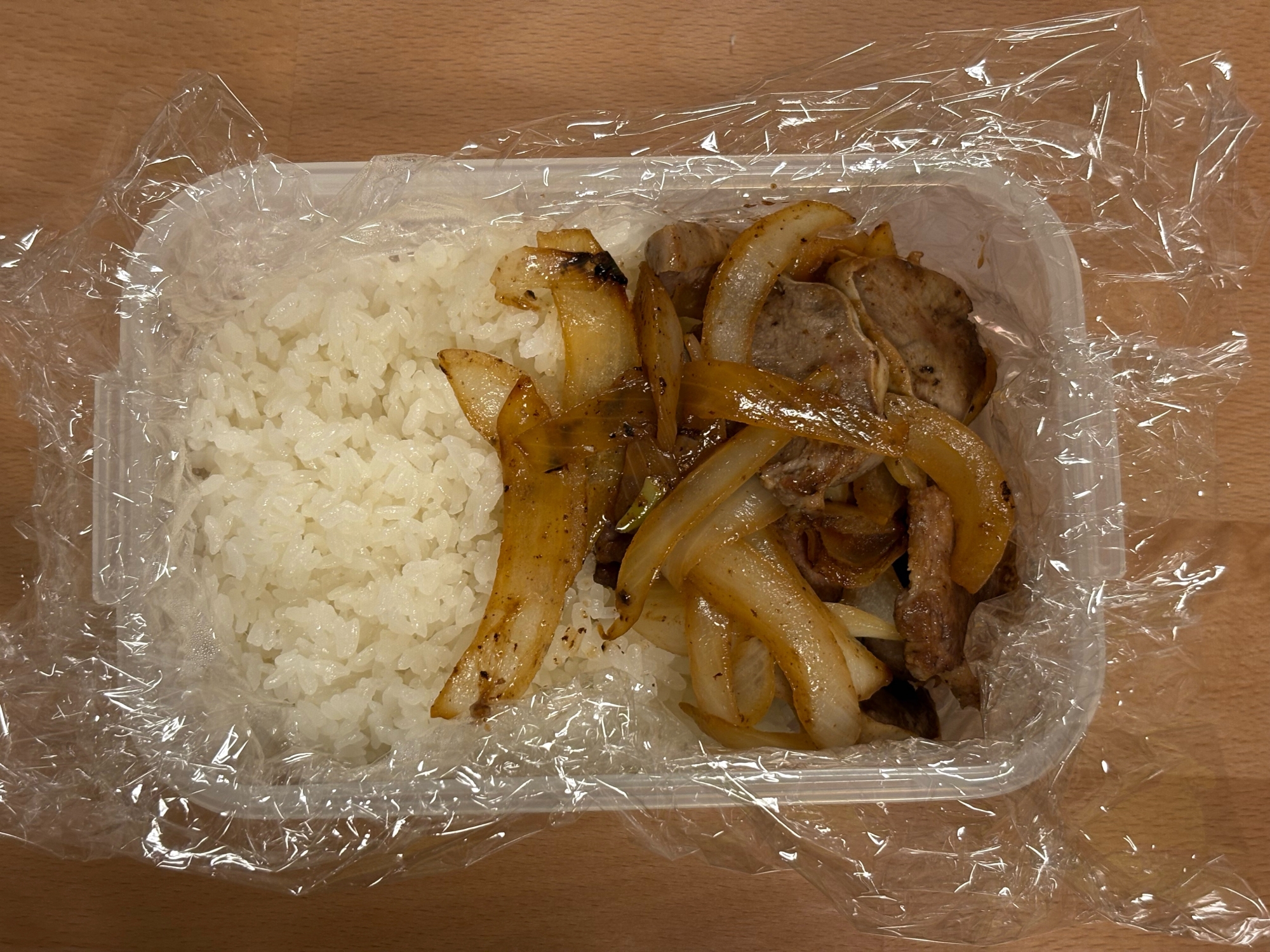 豚タンと玉ねぎの野菜炒め弁当