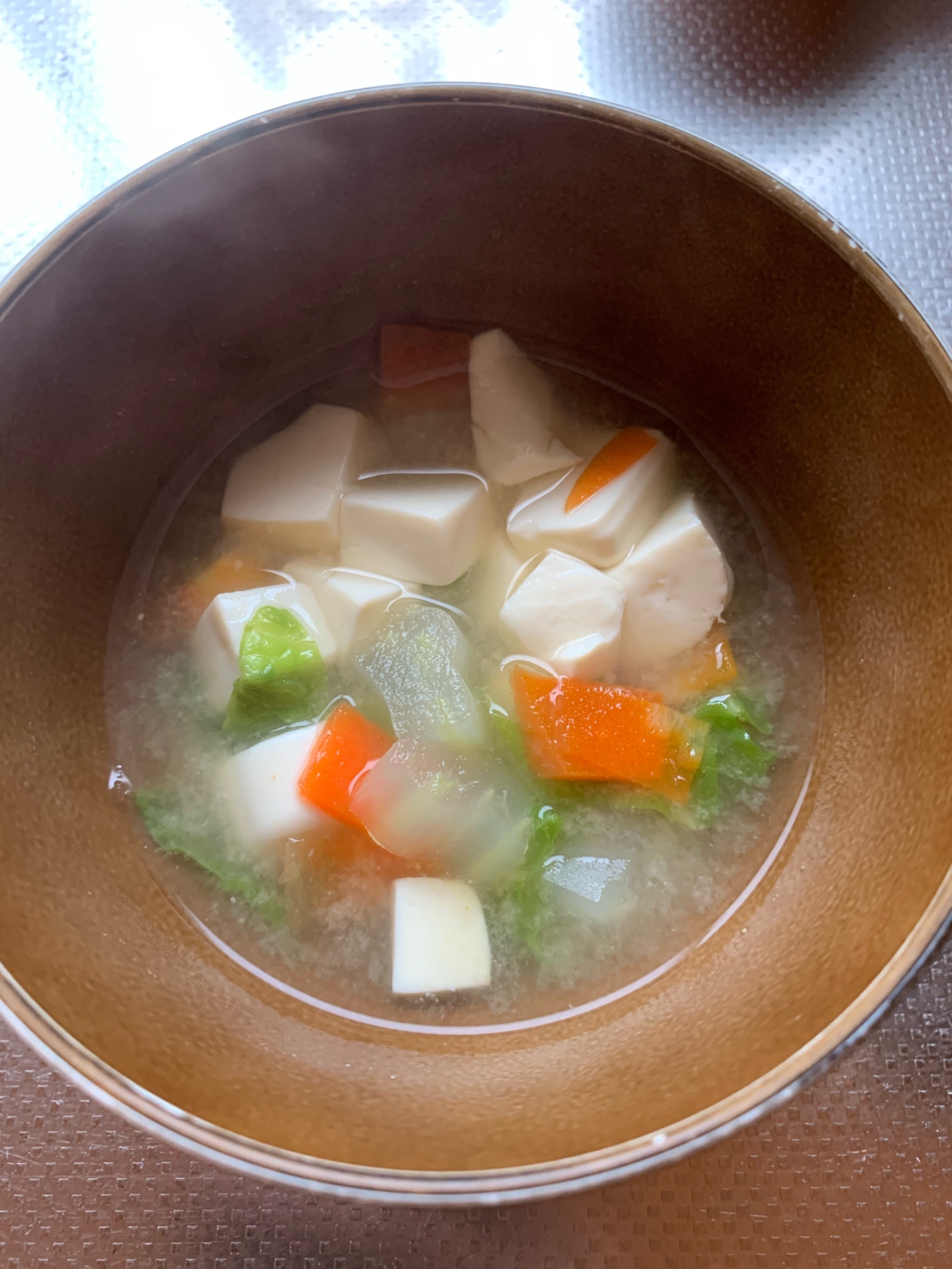 豆腐と白菜と人参のお味噌汁