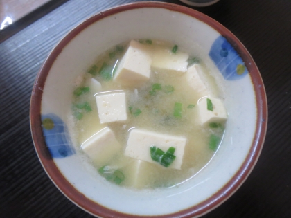 豆腐とニラと玉ねぎの味噌汁
