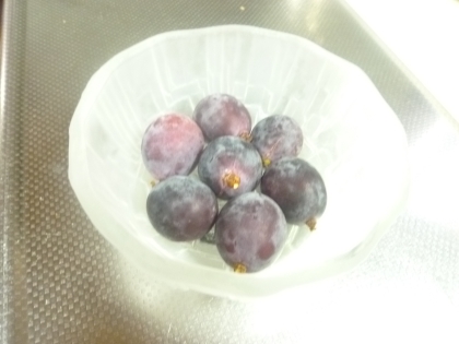 ブドウを始めて凍らせてみました＾＾　凍ったブドウて美味しそうでレンジかけるか迷っちゃいました～　素敵なレシピ有難うございました♪