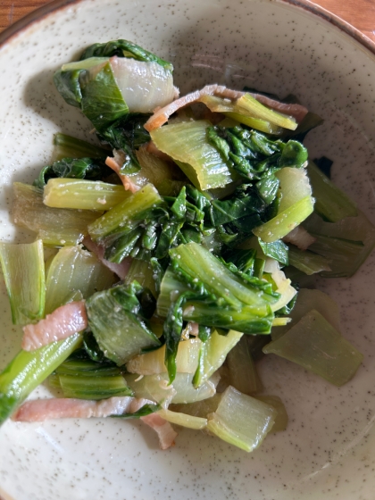 ごま油で炒める青梗菜とベーコンの炒め物