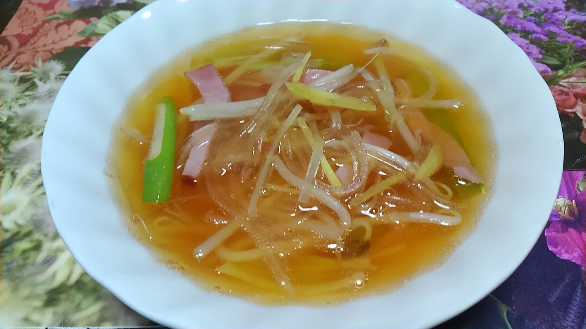 体が温まる☆生姜とネギともやし入り春雨スープ