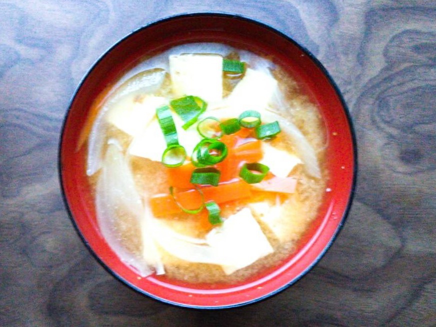 豆腐と人参と玉ねぎの白味噌汁