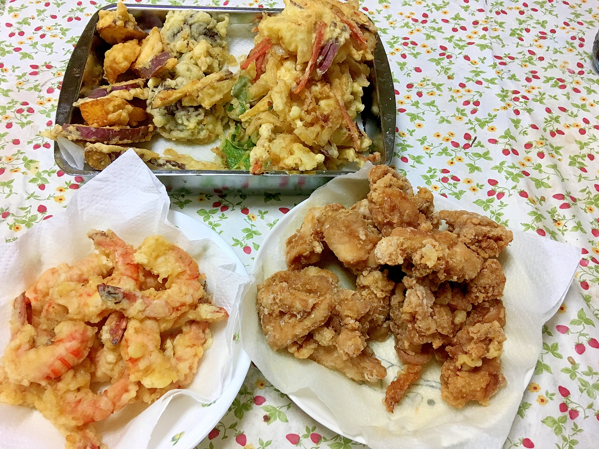 美味しい天ぷら(エビ、唐揚げ、サツマイモなど)