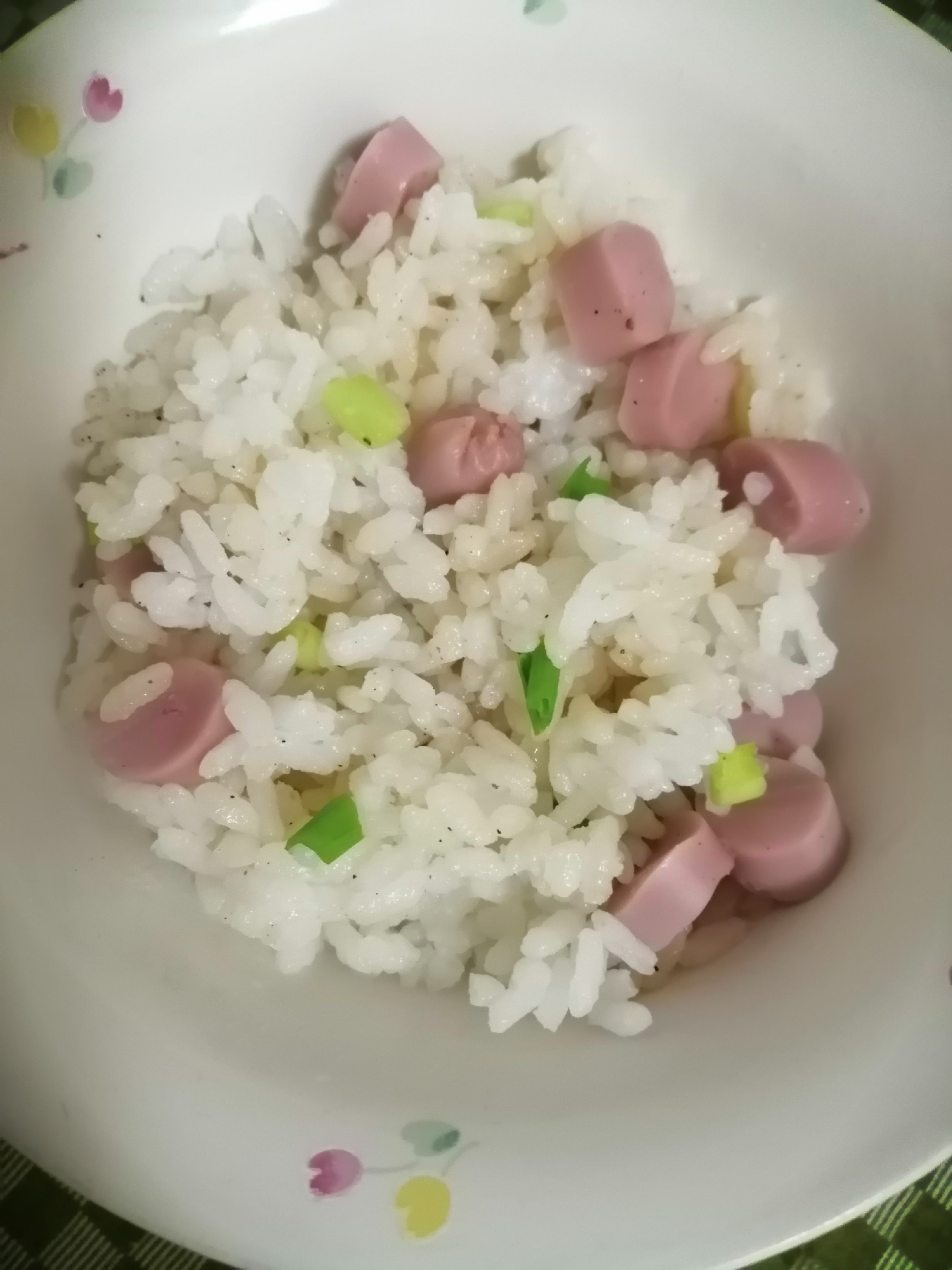 魚肉ソーセージとネギとごま油と塩コショウ混ぜご飯