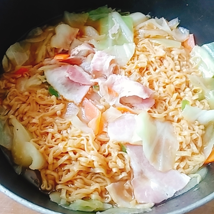 キャベツ　人参　ベーコンの鍋〆チキンラーメン