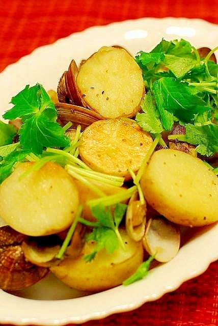 ストウブ鍋♪新じゃがとあさりの蒸し焼き