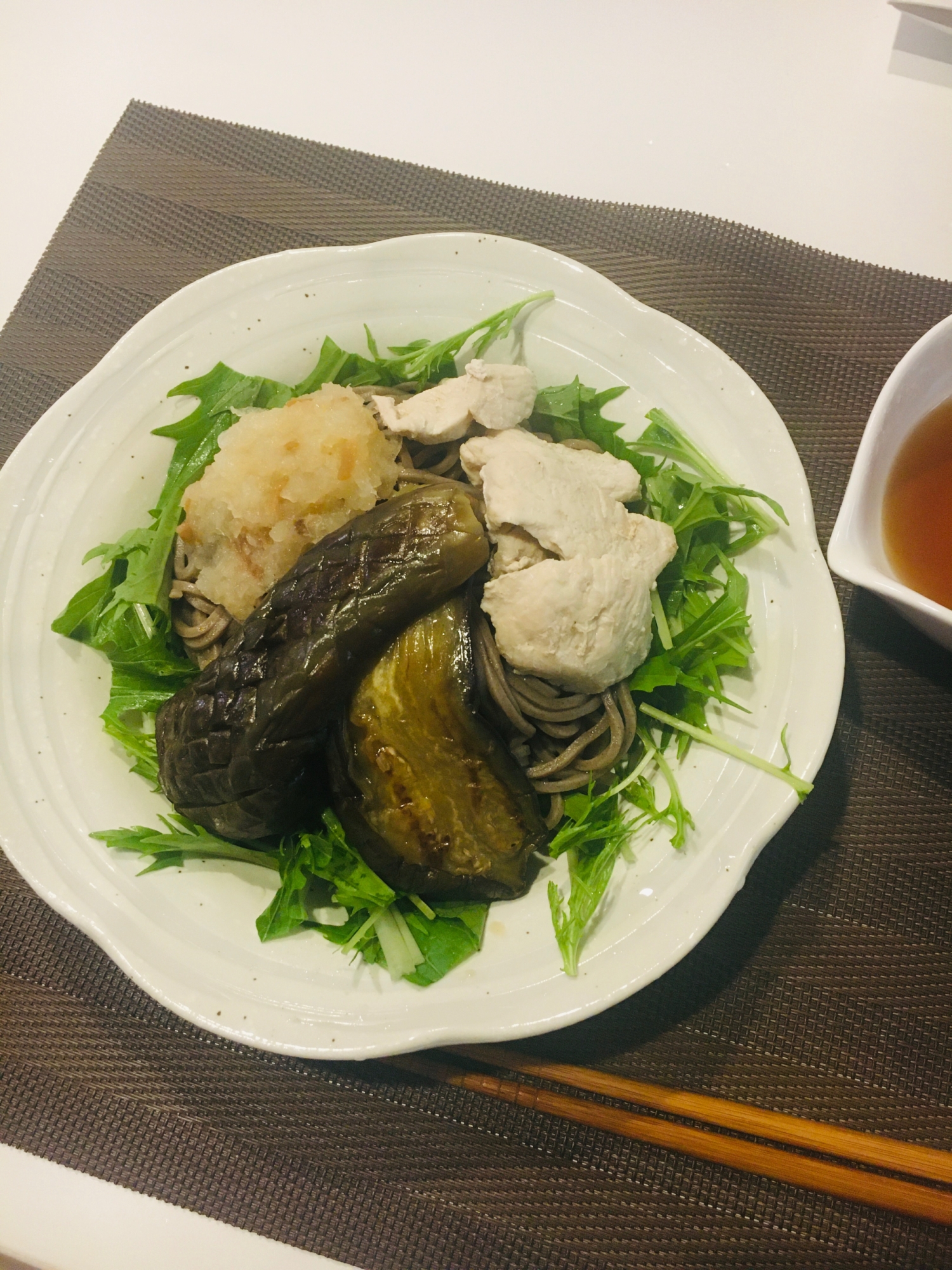 夏にさっぱり♪鶏肉と焼きなすの野菜たっぷり蕎麦