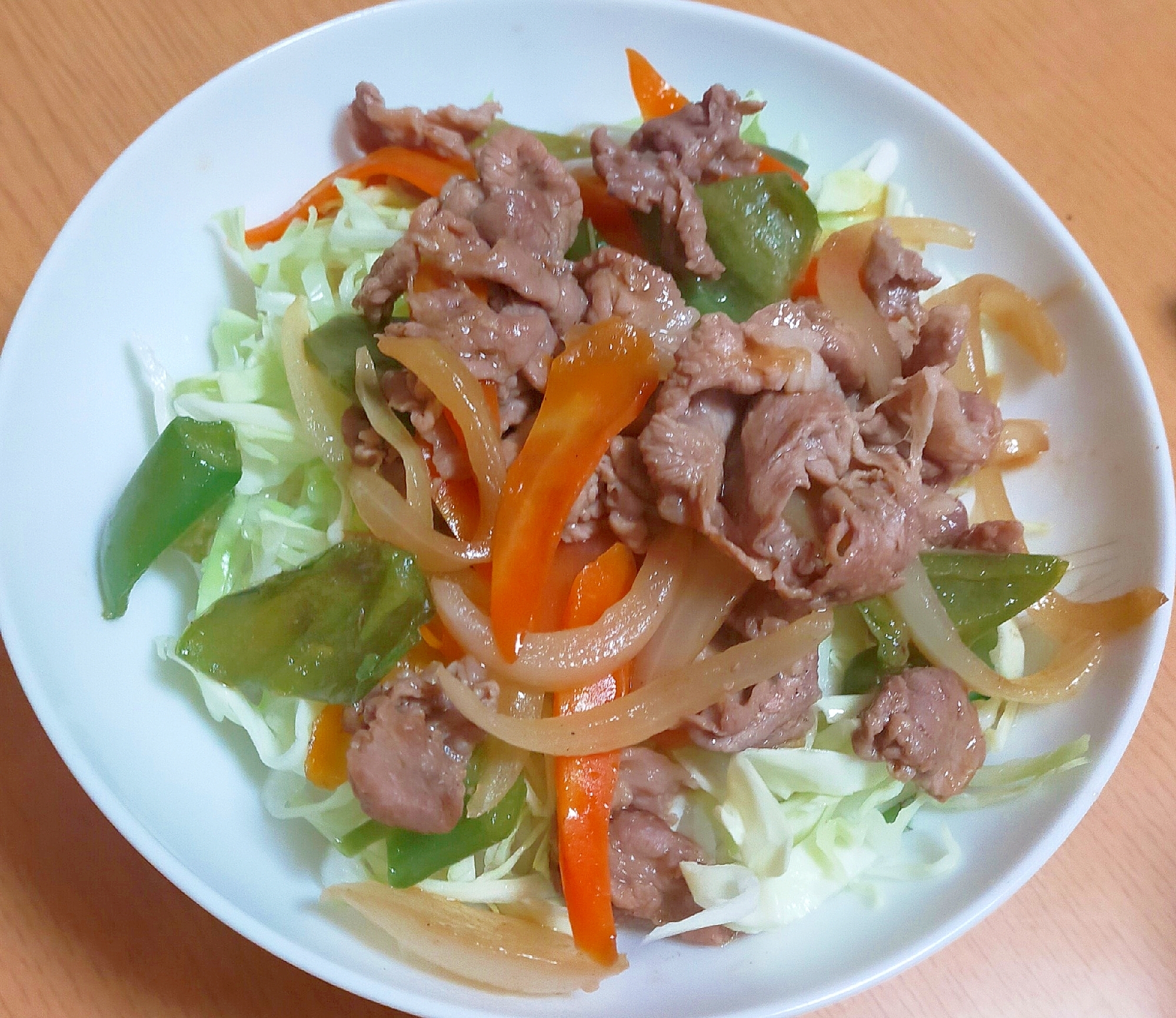 肉野菜炒めとキャベツの丼