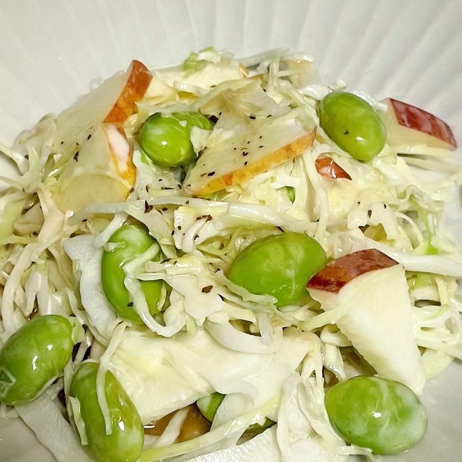 キャベツ・林檎・枝豆のコールスローサラダ