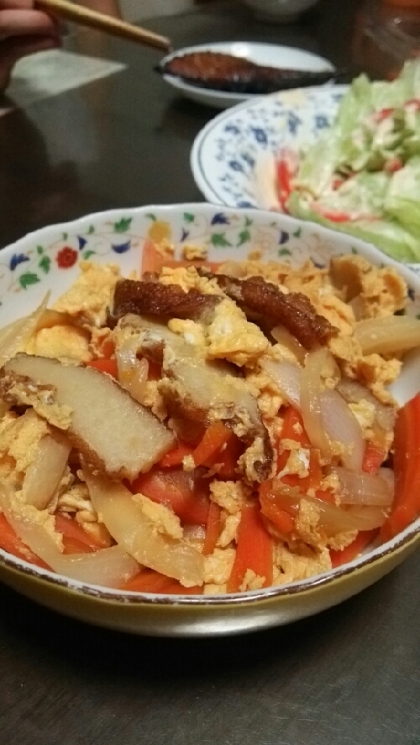 さつまあげと油揚げしめじの玉子丼