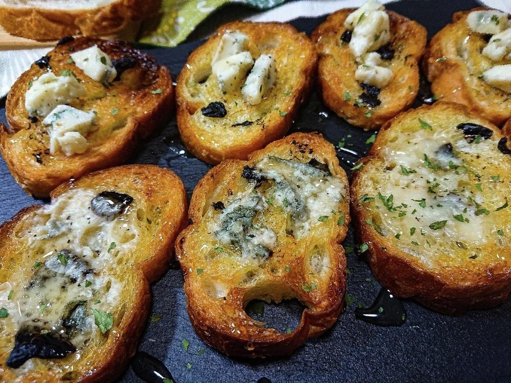 黒いトレーに並べた、黒にんにくのブルスケッタ