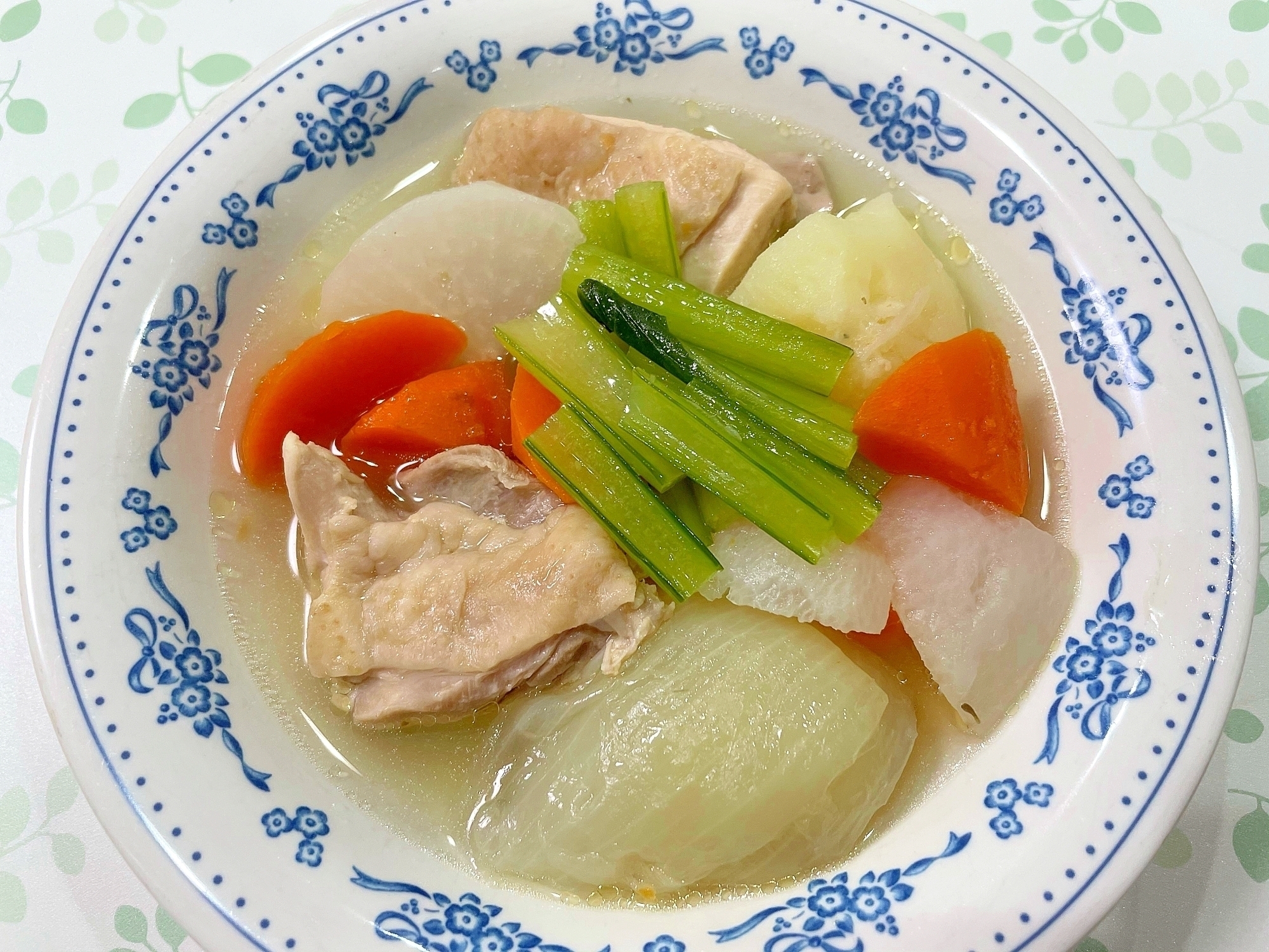 鶏もも肉と冬野菜のポトフ