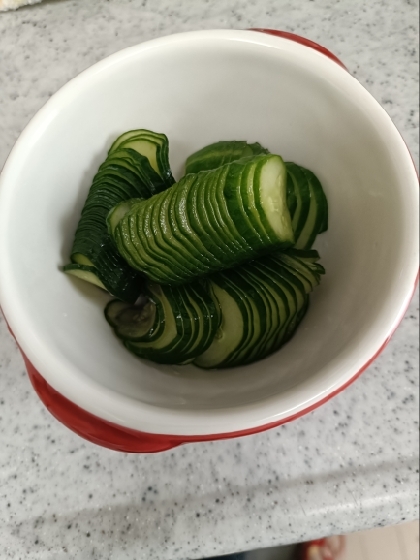 酸っぱいの苦手な子供に合わせて梅干しの果肉少なめですがサッパリして美味しかったです！大人用に梅多めも作ってみます。蛇腹にすると漬物も素敵な一品ですね。