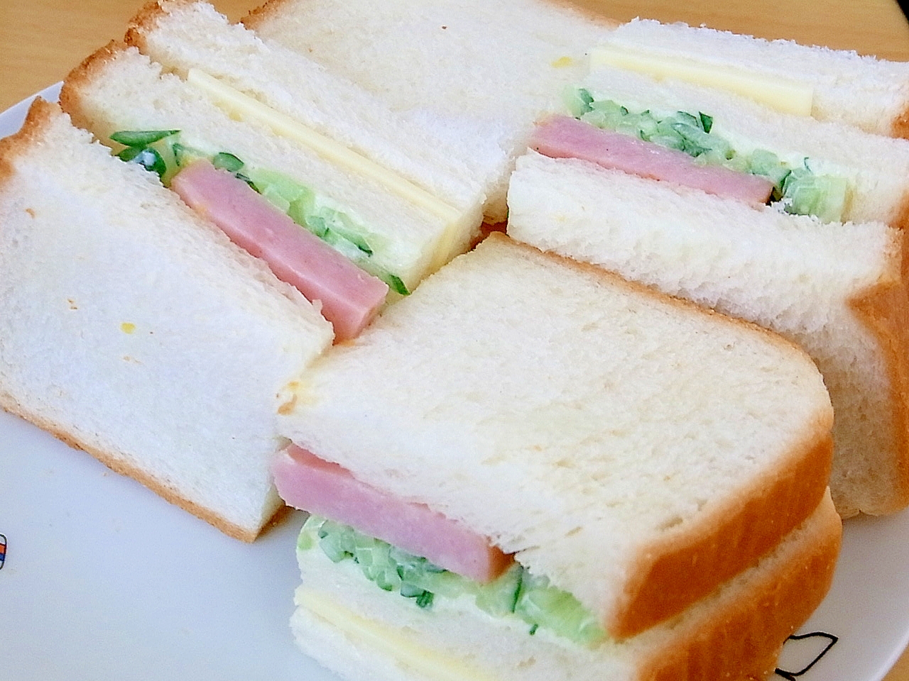 厚切りハム、チーズ、きゅうりの三枚重ねサンド
