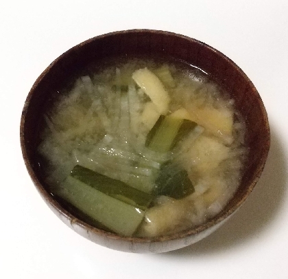 小松菜と大根のお味噌汁、美味しいですね♥栄養も沢山取れて、体も温まるお味噌汁大好きです(*^▽^*)お味噌汁はほぼ毎日作りますが、小松菜は積極的に取りたいです♥