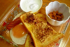 今朝のトースト「ナッツ胡麻メイプルバタートースト」