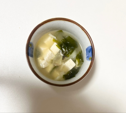 キャベツとじゃがいもとわかめの味噌汁